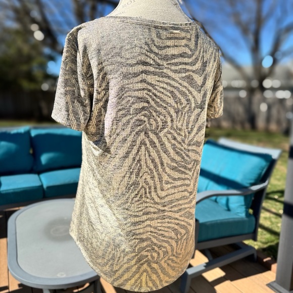 SOLD. NWT White House Black Market Animal Print Short-Sleeve V-neck Top - Picture 7 of 8